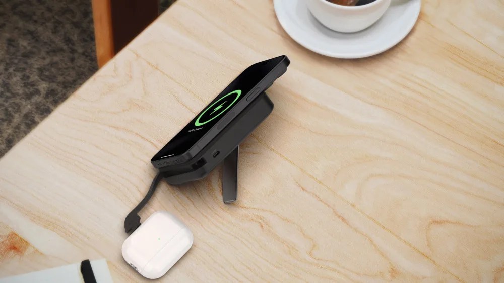 This New Battery Pack Is the Travel Charger Apple Should’ve Made